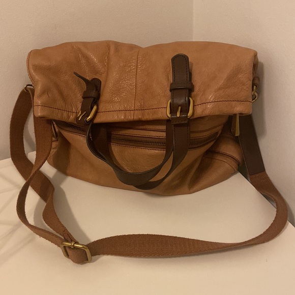 Like new, genuine leather FOSSIL handbag, features gold hardware 🤩 - Picture 6 of 10
